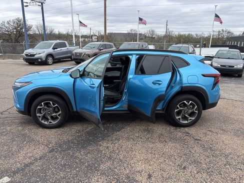 Used 2025 Chevrolet Trax LT w/ LT Convenience Package image 4