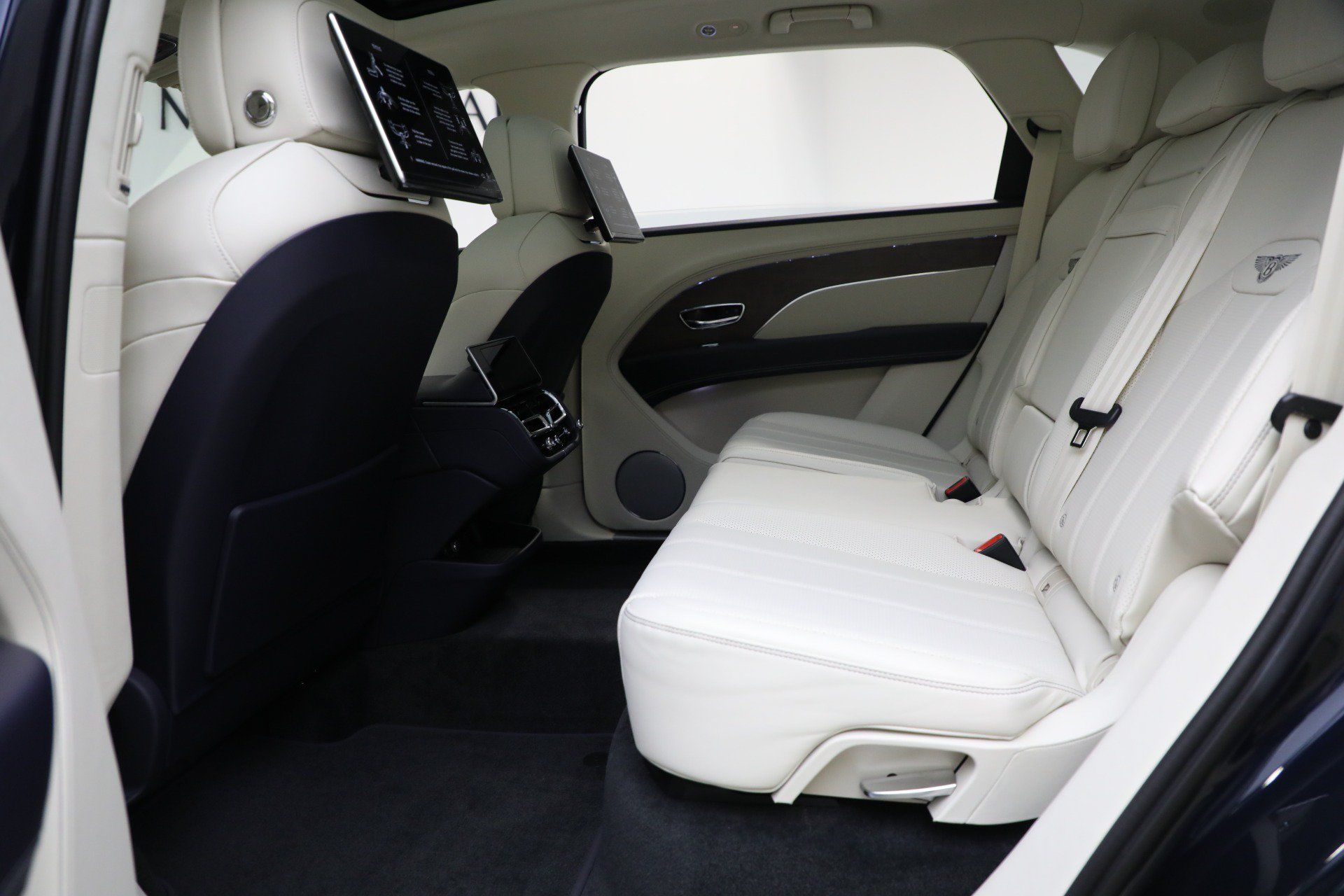 Used 2024 Bentley Bentayga Extended Wheelbase AWD/4WD image 22