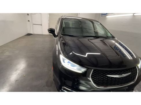 Used 2024 Chrysler Pacifica Touring-L image 3