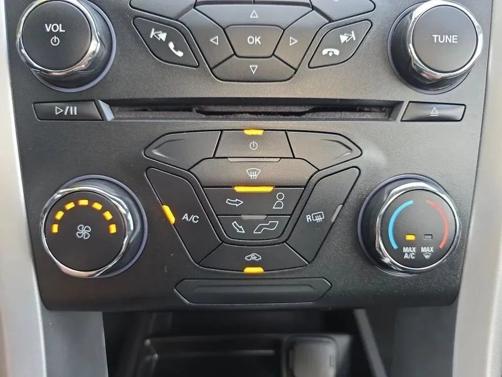 Used 2014 Ford Fusion SE FWD image 29