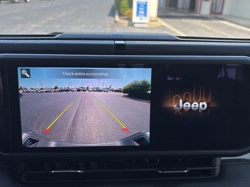 Used 2024 Jeep Gladiator Sport image 32