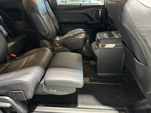 Used 2025 Toyota Sienna Platinum AWD/4WD image 17