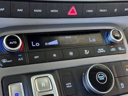 Used 2024 Hyundai Palisade Limited FWD image 21