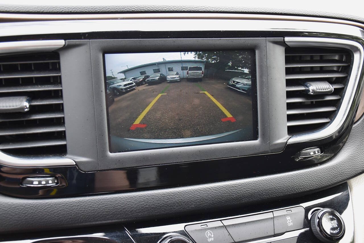 Used 2022 Chrysler Voyager LX FWD image 22