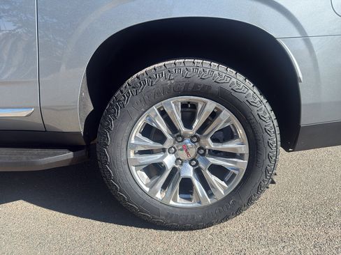 Used 2025 GMC Yukon XL Denali w/ Advanced Technology Package image 9