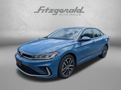 Used 2025 Volkswagen Jetta SE FWD image 2