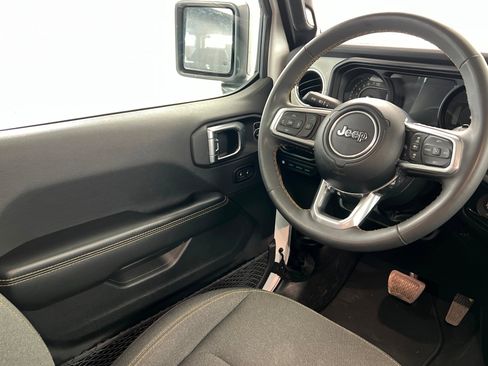 Used 2024 Jeep Wrangler Unlimited Sahara AWD/4WD image 11