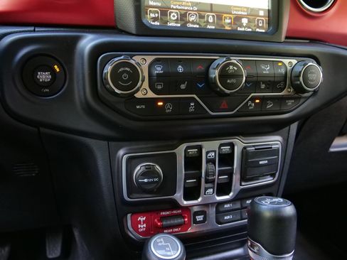 Used 2018 Jeep Wrangler Unlimited Rubicon AWD/4WD image 12