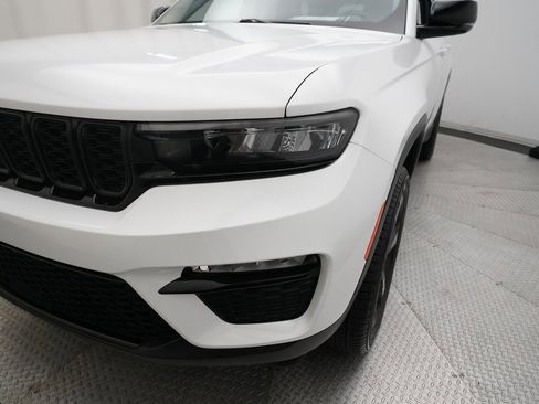 Used 2023 Jeep Grand Cherokee Limited w/ Black Appearance Package image 23