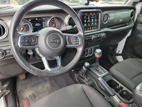 Used 2018 Jeep Wrangler Unlimited Sahara image 2