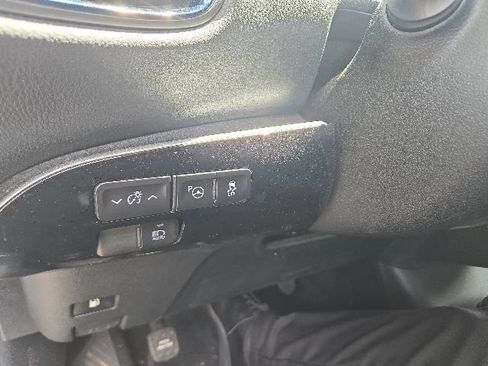 Used 2018 Toyota Prius Three Touring FWD image 19