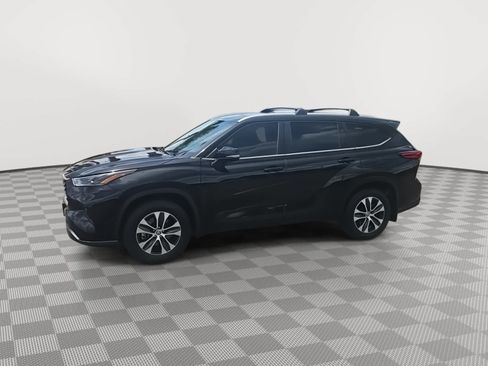 Used 2023 Toyota Highlander XLE FWD image 4