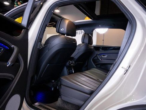 Used 2018 Bentley Bentayga image 19