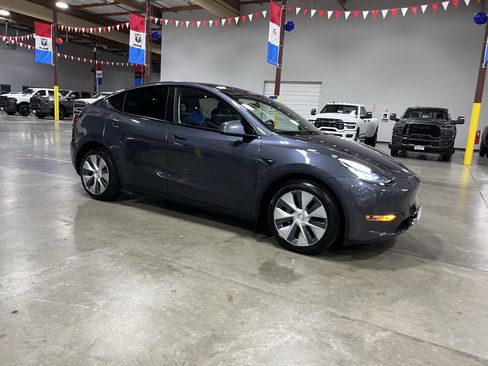 Used 2022 Tesla Model Y Long Range image 7