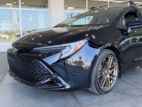 Certified 2025 Toyota Corolla Hatchback w/ SE Package FWD image 3