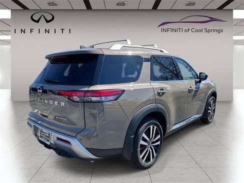 Used 2024 Nissan Pathfinder Platinum image 7