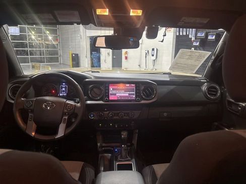 Used 2020 Toyota Tacoma TRD Off-Road w/ Technology Package AWD/4WD image 34
