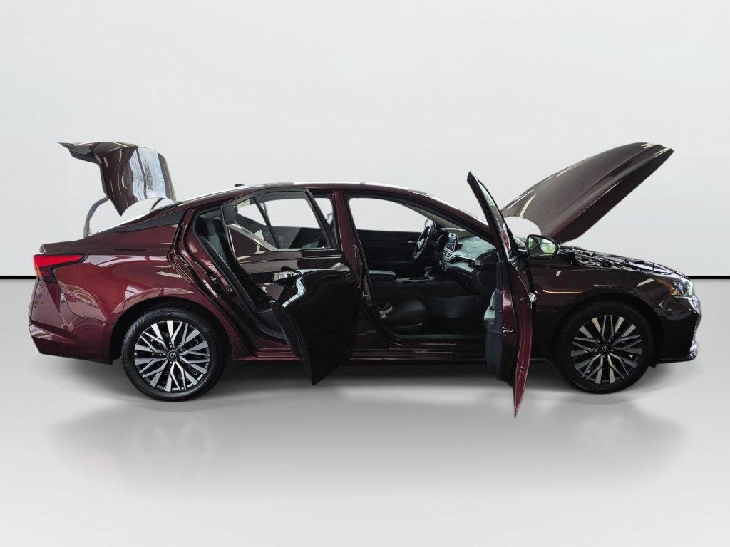 Used 2025 Nissan Altima 2.5 SV FWD image 9