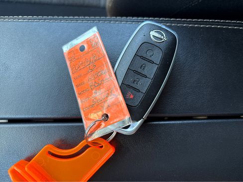 Used 2023 Nissan Rogue SV image 32