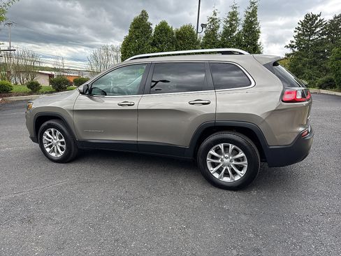 Used 2019 Jeep Cherokee Latitude w/ Cold Weather Group AWD/4WD image 12