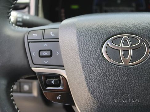 Used 2025 Toyota Camry SE FWD image 16