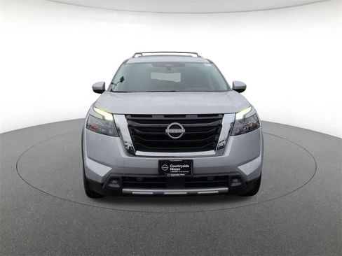 New 2025 Nissan Pathfinder Platinum image 2