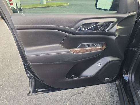 Used 2022 GMC Acadia Denali w/ Black Diamond Edition image 9