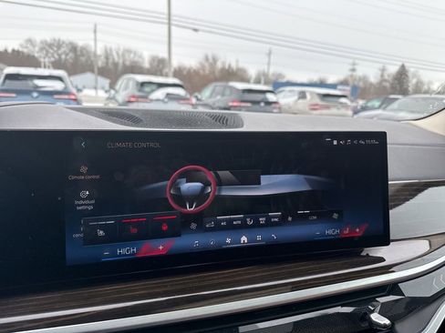 Used 2024 BMW X7 xDrive40i w/ Climate Comfort Package image 17