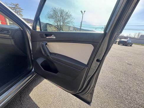 Used 2019 Volkswagen Tiguan SEL image 25