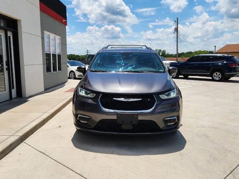 Used 2022 Chrysler Pacifica Touring-L FWD image 9