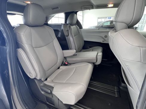 Used 2025 Toyota Sienna XLE image 18