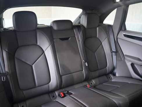 Used 2018 Porsche Macan AWD/4WD image 35