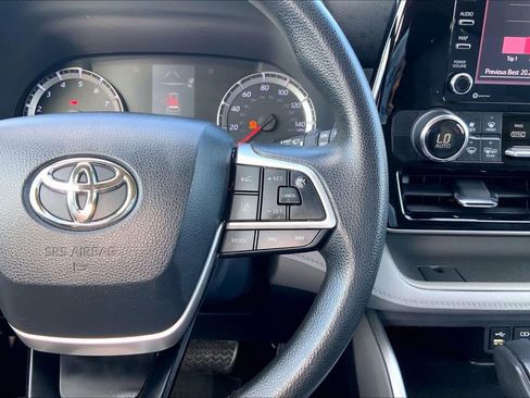 Used 2022 Toyota Highlander L FWD image 23