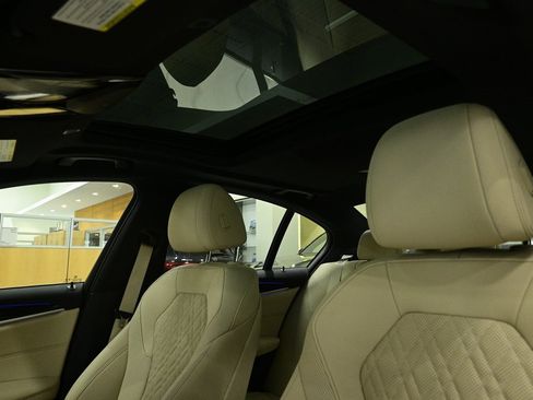 Used 2023 BMW 540i xDrive w/ Premium Package image 21