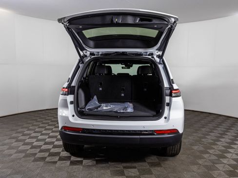 New 2025 Jeep Grand Cherokee Altitude image 33