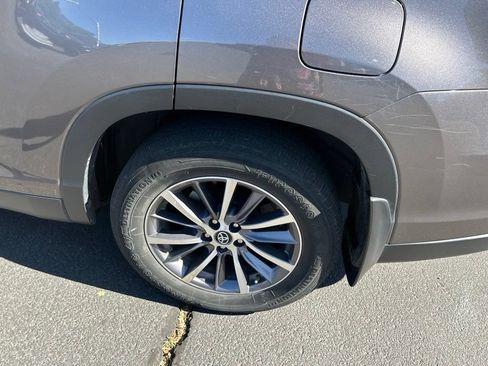 Used 2019 Toyota Highlander XLE AWD/4WD image 17