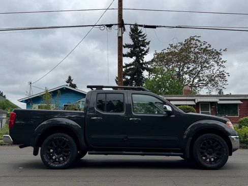 Used 2011 Nissan Frontier SL w/ Moonroof Pkg AWD/4WD image 8