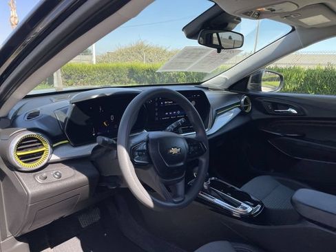 Used 2025 Chevrolet Trax LT FWD image 10