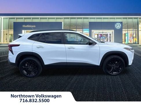 Used 2024 Chevrolet Trax ACTIV w/ Sunroof Package image 2