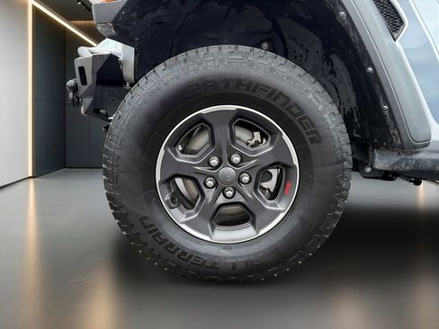 Used 2023 Jeep Gladiator Rubicon w/ Trailer Tow Package AWD/4WD image 9