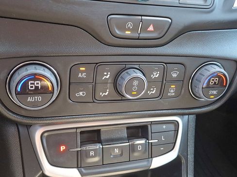 Used 2023 GMC Terrain SLE w/ Driver Convenience Package AWD/4WD image 15