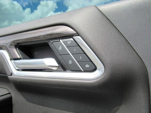 Used 2025 Chevrolet Silverado 2500 LTZ w/ LTZ Convenience Package image 32