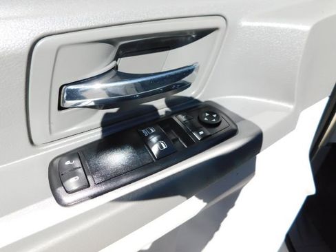 Used 2010 Chrysler Town & Country LX image 12