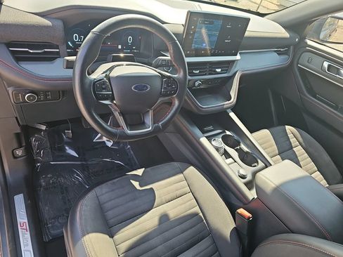 Used 2025 Ford Explorer ST-Line w/ ST-Line Street Pack AWD/4WD image 16