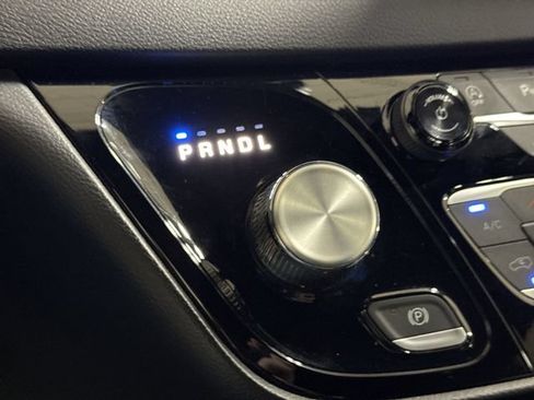 Used 2025 Chrysler Pacifica Select FWD image 17