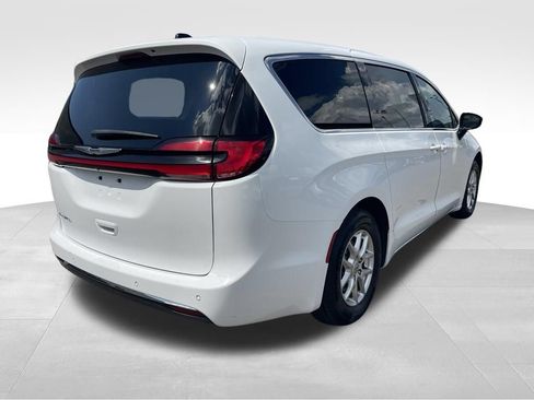 Used 2024 Chrysler Pacifica Touring-L FWD image 14