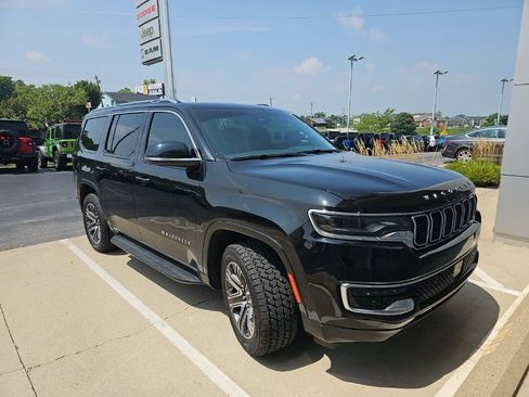 Used 2023 Jeep Wagoneer 4WD w/ Premium Group I image 3
