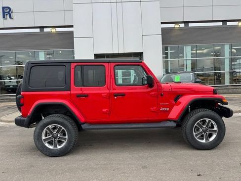 Used 2018 Jeep Wrangler Unlimited Sahara w/ Cold Weather Group AWD/4WD image 32