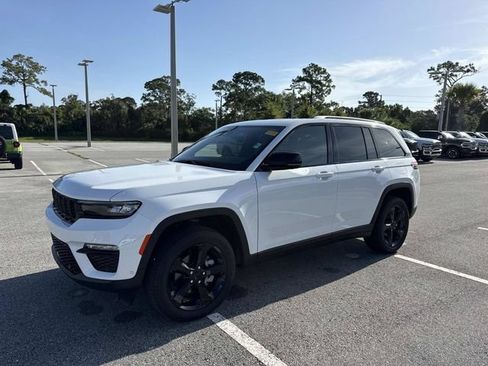 Used 2025 Jeep Grand Cherokee Limited w/ Luxury Tech Group II AWD/4WD image 7