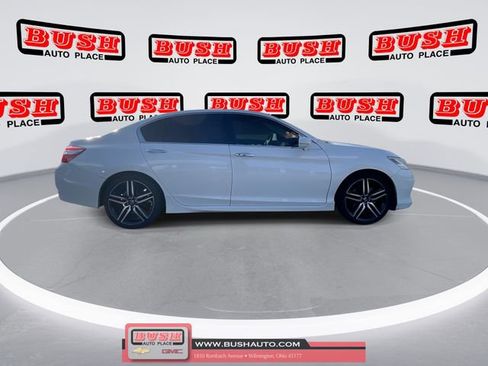 Used 2017 Honda Accord Touring image 3